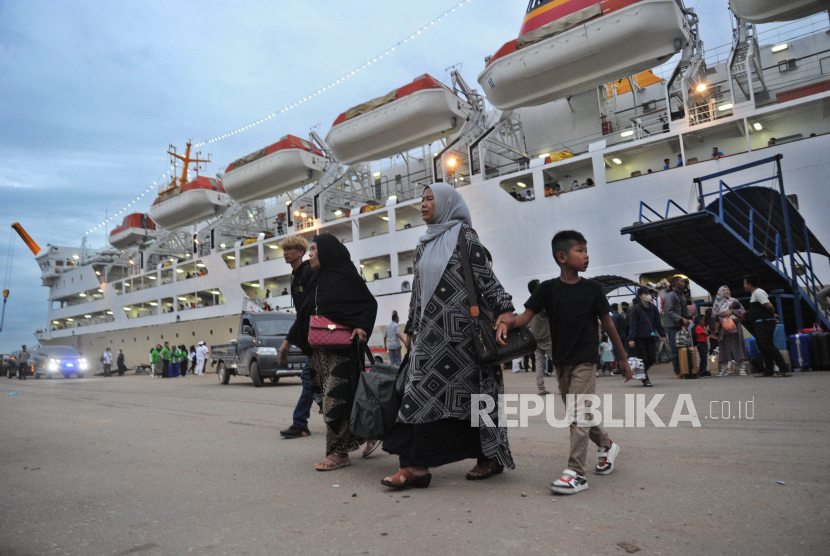 Penumpang berjalan saat tiba dari KM Kelud di Pelabuhan Batuampar, Kota Batam, Kamis (22/12/2022). Sidak kapal Pelni diperlukan untuk meningkatkan pelayanan kapal. Sumber: Republika/Tahta Aldilla