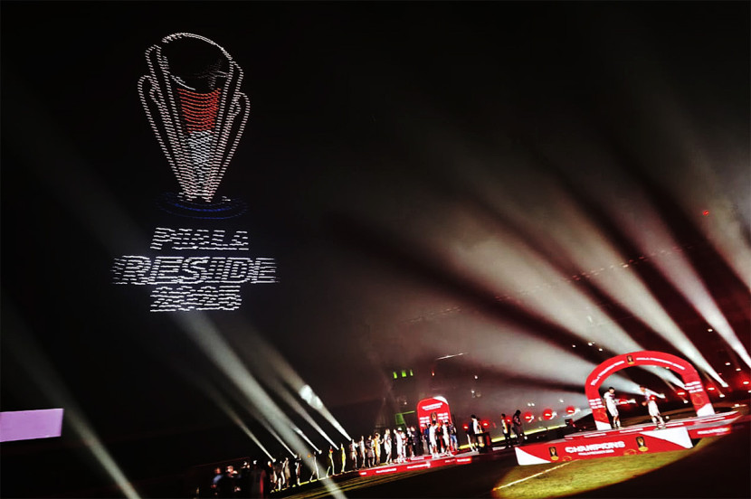 Penganugerahan piala dan tanda penghargaan Piala Presiden 2025 diwarnai konfigurasi ratusan drone yang mengudara di sekitar Stadion Si Jalak Harupat, Kabupaten Bandung, Ahad (12/7/2025). KANGJEPRET/YOGIARDHI, (Data teknis: Xiaomi 14T) 