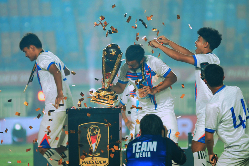 Sesi foto internal tim Thai Port FC setelah berhasil menjadi juara turnamen pramusim Piala Presiden 2025 di Stadion Si Jalak Harupat, Kabupaten Bandung, Ahad (12/7/2025). KANGJEPRET/YOGIARDHI, (Data teknis: Nikon D700, Nikkor 80-200/2.8 ED 3rd GEN). 