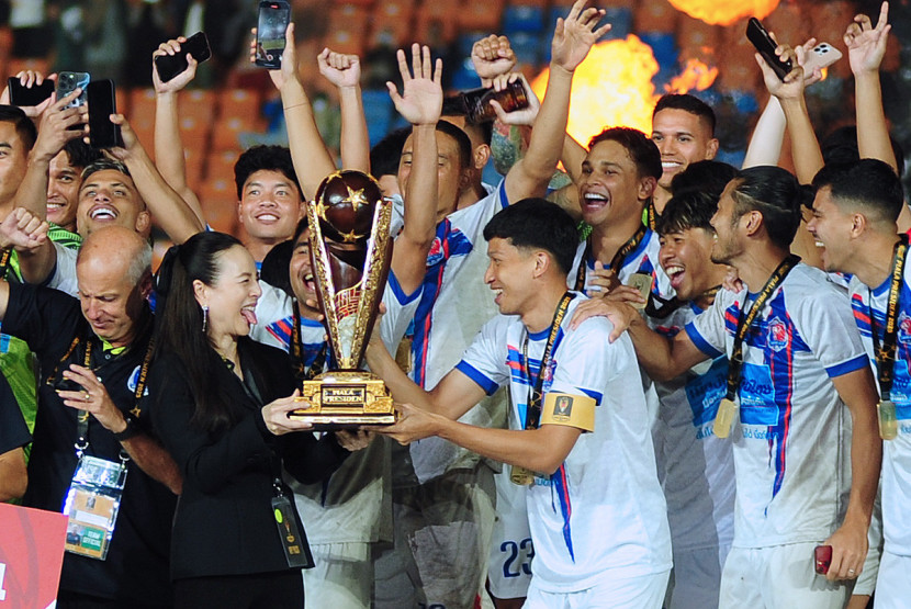 Ketua Federasi Sepak Bola Thailand Nualphan Lamsam berfoto tim Thai Port FC setelah berhasil menjadi juara turnamen pramusim Piala Presiden 2025 di Stadion Si Jalak Harupat, Kabupaten Bandung, Ahad (12/7/2025). KANGJEPRETYOGIARDHI, (Data teknis: Nikon D700, Nikkor 80-200/2.8 ED 3rd GEN).
