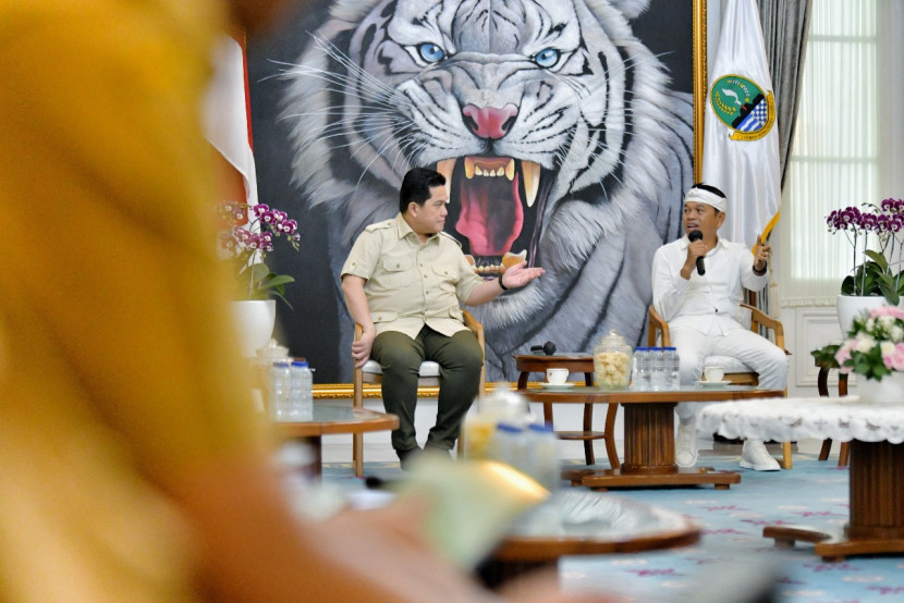 Gubernur Jabar Dedi Mulyadi membahas sejumlah agenda strategis bersama Menteri Badan Usaha Milik Negara (BUMN) Erick Thohir di Bale Pakuan, Kota Bandung, Senin (14/7/2025). Foto: Humas Jabar