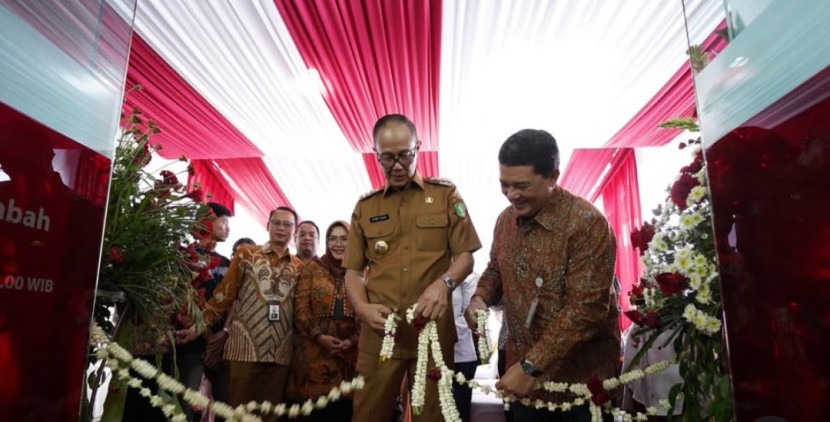 Wali Kota Sukabumi Ayep Zaki didampingi Dirut BJB Syariah Arief Setyahadi meresmikan Kantor Cabang BJB Syariah Sukabumi, Senin (14/7/2025). Dok pemkot sukabumi