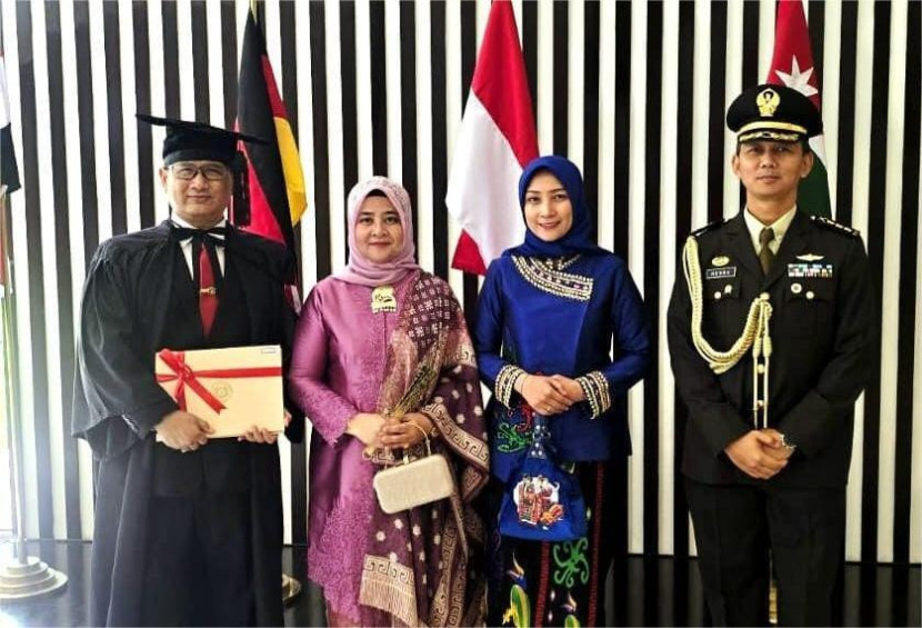 Kolonel Nav Rano Kristiyono lulus dari National Studies and War Course di National Defence University (NDU) Islamabad, Pakistan. Sumber: Dispenau