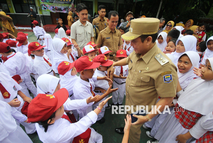 Wakil Wali Kota Bandung, Erwin, menyapa para siswa baru saat membuka kegiatan Masa Pengenalan Lingkungan Sekolah (MPLS) dan meluncurkan program Makan Bergizi Gratis (MBG) di SDN 158 Babakan Sari Babakan Surabaya, Senin (14/7/2025). Foto: Edi Yusuf