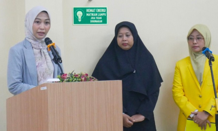 Mahasiswa Program Doktor Fakultas Farmasi (FF) Universitas Indonesia (UI), Ni Putu Ermi Hikmawanti (kiri). (Foto: Dok Humas UI)