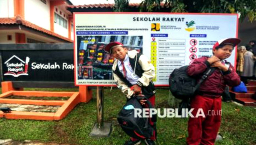 Para siswa berada di ruang kelas saat Masa Pengenalan Lingkungan Sekolah Rakyat Tahun ajaran 2025/2026 di Sekolah Rakyat Sentra Terpadu Inten Soeweno, Kabupaten Bogor, Jawa Barat, Senin (14/07/2025). (Foto: Republika/Prayogi)