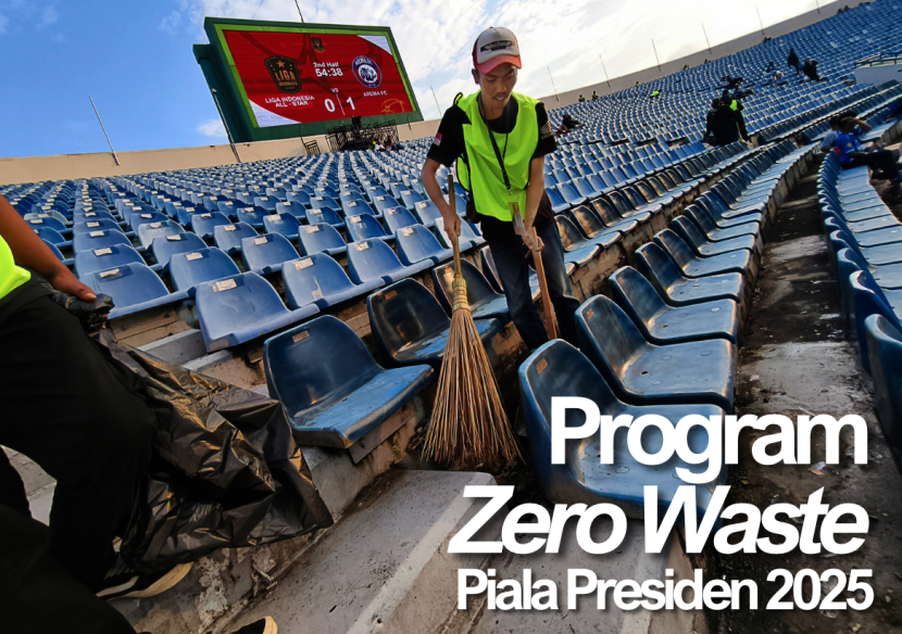 Petugas kebersihan menyisir sampah di tribun penonton di sela laga Piala Presiden 2025 di Stadion si Jalak Harupat, Kabupaten Bandung. Sampah yang dihasilkan setiap hari penyelenggaraan matchday langsung didistribusikan ke bank sampah sekitar stadion untuk didaur ulang. Distribusi sampah secara langsung ini sebagai upaya mencapai misi Zero Waste pada Piala Presiden 2025. KANGJEPRET/YOGIARDHI (Data teknis: Xiaomi 14T)