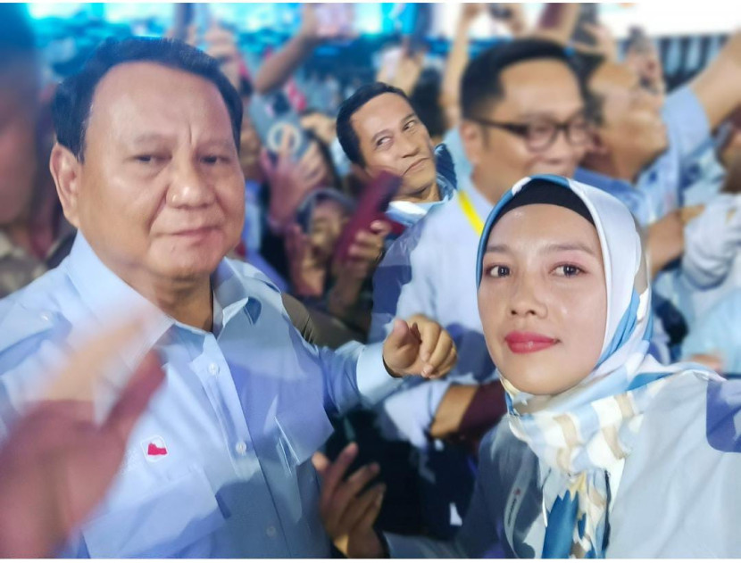 Cut Dara Ketua Umum Tunas Prabowo 08 sedang bersama Presiden Prabowo Subianto dalam sebuah acara. (Istimewa)