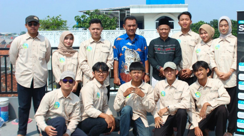 Pengurus IPNU-IPPNU Kecamatan Sukmajaya dan Anggota DPRD Kota Depok, Turiman (tengah) dalam peluncuran program sosial berjudul Semesta Project, (Foto: Dok LTN NU Kota Depok)
