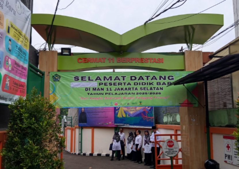 Tampak para guru menyambut siswa baru di gerbang MAN 11 Jakarta Selatan. dok Bisnistime