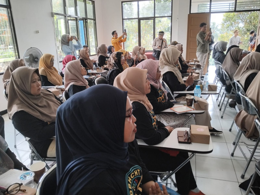 Para pelaku UMKM peserta pelatihan pengolahan hasil ternak yang digelar DKP3 Kota Sukabumi, Selasa (15/7/2025).
