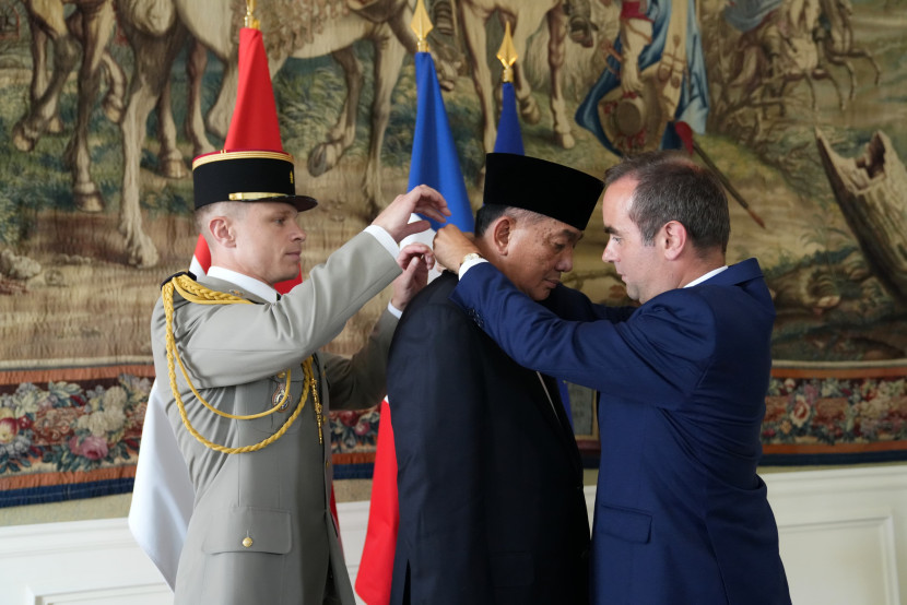 Menhan Sjafrie Sjamsoeddin menerima tanda jaa kehormataan dari Menhan Sebastien Lecornu di Paris, Senin (14/7/2025). Sumber: Kemenhan