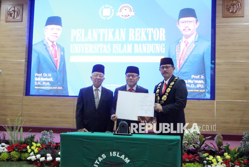 Serah terima jabatan Rektor Universitas Islam Bandung (Unisba) dari Prof Edi Setiadi kepada Prof Harits Numan disaksikan ketua Yayasan Unisba Prof Miftah Faridl, di Aula Unisba, Jalan Tamansari, Kota Bandung, Selasa (15/7/2025). Foto: Edi Yusuf