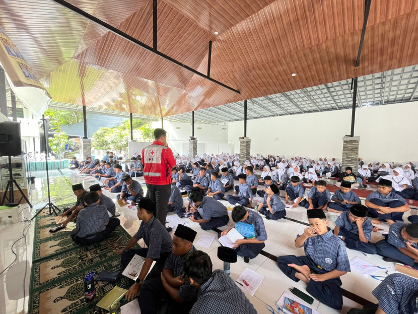 Para pelajar SMP IT Hayatan Thayyibah Kota Sukabumi tengah mengikuti materi mitigasi bencana dalam MPLS dari PMI Kota Sukabumi, Selasa (15/7/2025).