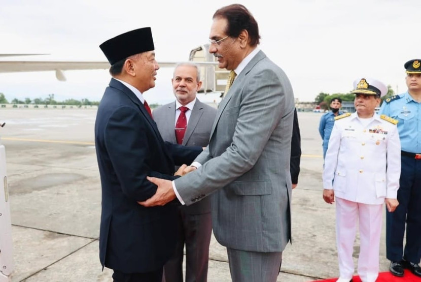 Menhan Sjafrie Sjamsoeddin disambut Menteri Produksi Pertahanan Pakistan Muhammad Raza Hayat Harraj. Sumber: Tim Media Menhan Sjafrie