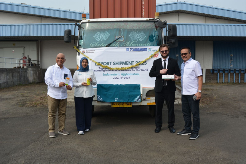 Seremonial Pelepasan Ekspor Produk Farmasi PT Indofarma Tbk Ke Afghanistan Hikmat Hanifi Ltd oleh Direktur Sales Bio Farma Group Kamelia Faisal (ke-2 dari kiri) dan President Director Afghanistan Hikmat Hanifi Ltd, Hikmatullah Hanifi (kanan) (15/7)