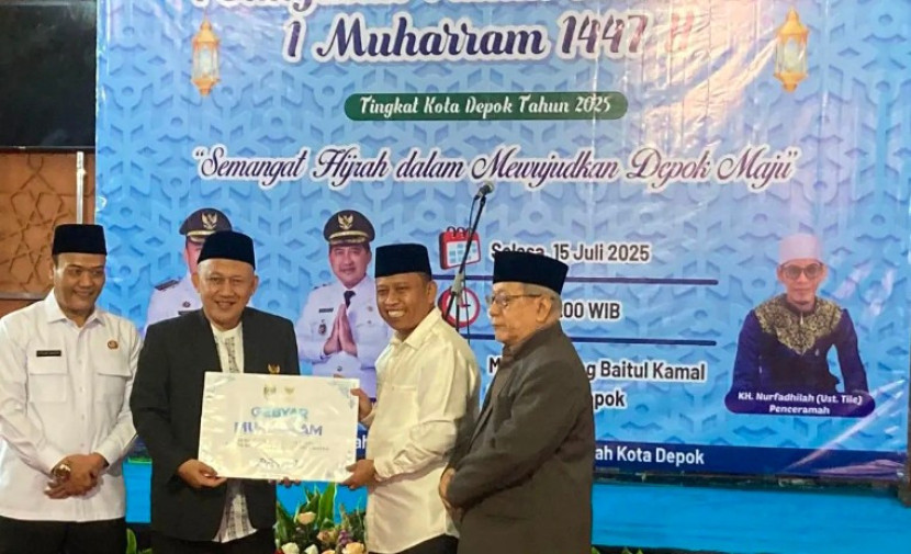 Santunan anak yatim di acara peringatan Tahun Baru Islam 1 Muharram 1447 H di Masjid Baitul Kamal, Balai Kota Depok, Selasa (15/07/2025). (Foto: Dok Diskominfo Kota Depok)