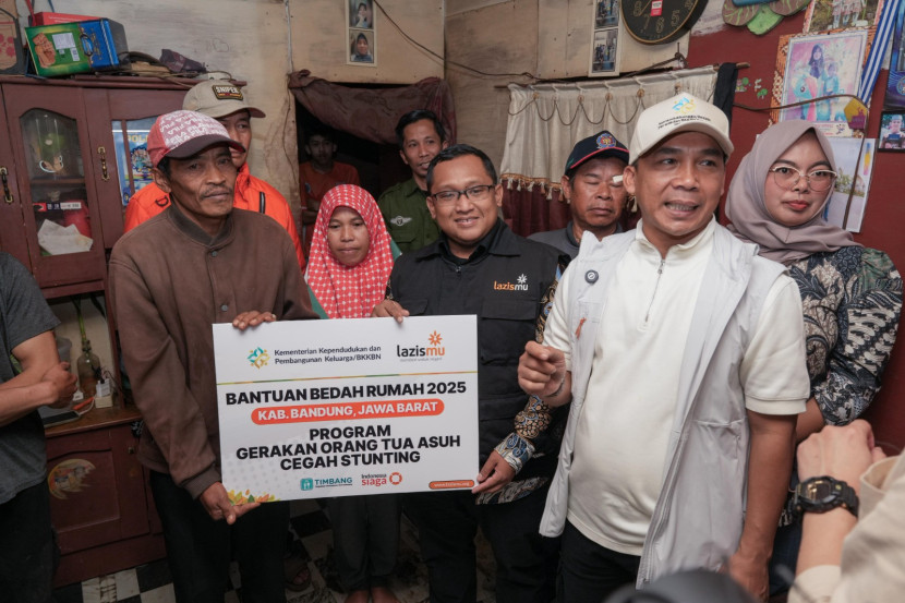 Bedah rumah keluarga beresiko stunting Kemendukbangga dan Lazismu di Kabupaten Bandung. Dok Kelembagaan dan Humas Lazismu Pusat