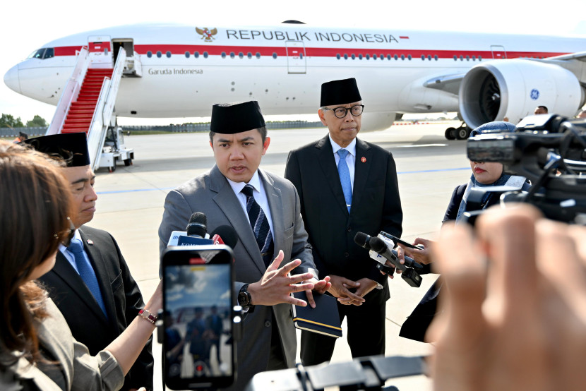 Seskab Teddy Indra Wijaya di Bandara Orly, Paris, Prancis, Selasa (15/7/2025). Sumber: BPMI Setpres