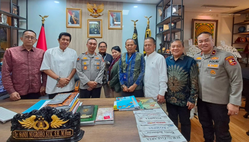 Kepala Divisi Humas Polri Irjen Pol Shandi Nugroho saat menerima kunjungan panitia Kongres Persatuan PWI, Selasa (15/07/2025). (Foto: Dok RUZKA INDONESIA)