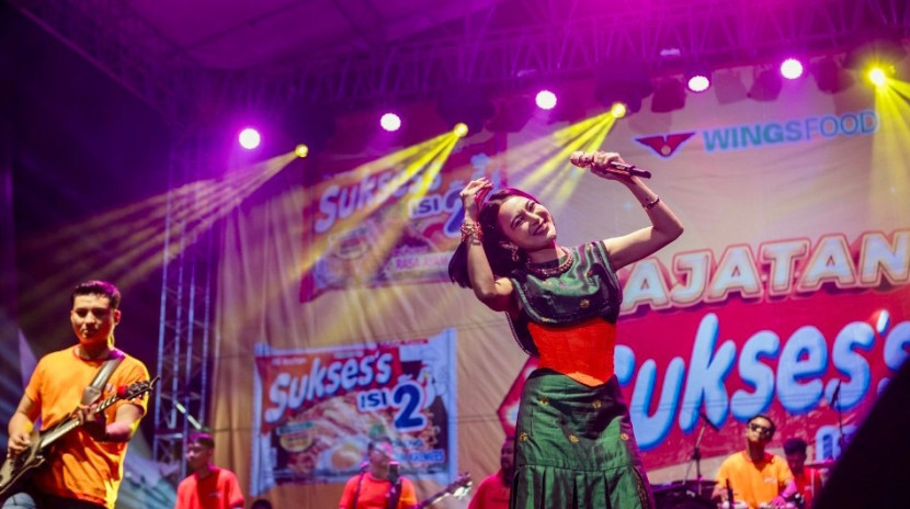 Wika Salim, Brand Ambassador Mie Sukses saat tampil di Leuwiliang Hajatan Sukses 2025. (Foto: Dok RUZKA INDONESIA) 