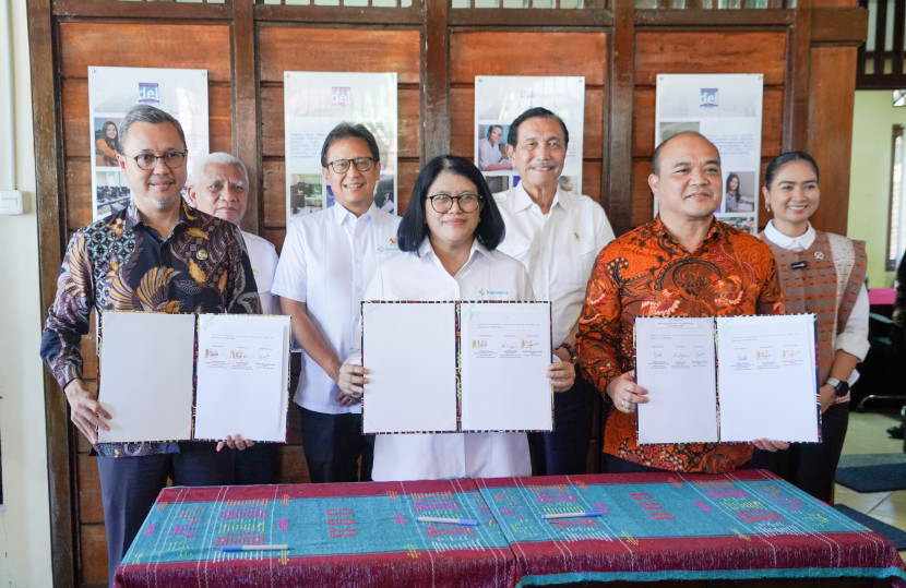 Menteri Kesehatan RI Budi Gunadi Sadikin bersama Ketua Dewan Ekonomi Nasional Indonesia Luhut Binsar Pandjaitan menghadiri penandatanganan nota kesepahaman (MoU) antara Kemenkes dengan Institut Teknologi Bandung (ITB) dan Institut Teknologi Del (IT Del) untuk memperkuat kolaborasi di bidang kecerdasan artifisial (AI) dan bioteknologi di sektor kesehatan.Â