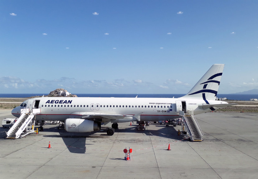Pesawat Aegean di Bandara Thira, Santorini. (FOTO: Maspril Aries)