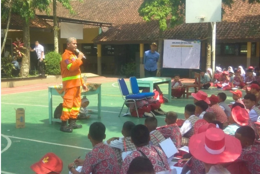 Petugas BPBD Kota Sukabumi memberikan materi mitigasi bencana di MPLS SMPN 14 Sukabumi. Dok BPBD Kota Sukabumi