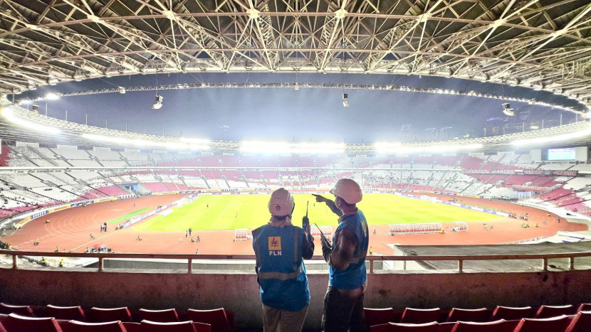 Petugas PLN tengah melakukan pengecekan sistem kelistrikan di area Stadion Utama Gelora Bung Karno (SUGBK) sebelum dimulainya laga perdana AFF U-23 2025, Selasa (15/7/2025). (Foto: PLN)
