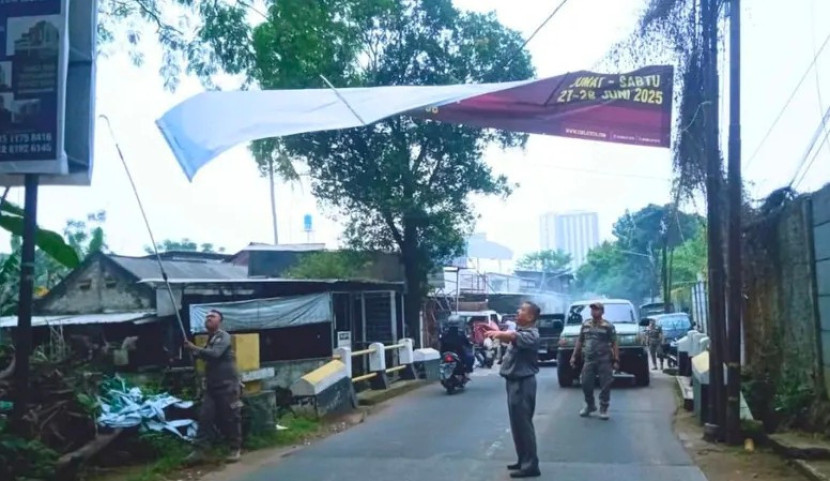 Aparat Satpol PP Kota Depok tertibkan spanduk, reklame dan bilboard tak berizin. (Foto: Dok RUZKA INDONESIA)