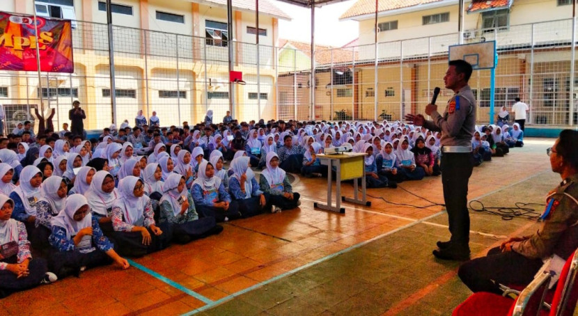 Antusias parasiswa SMAN Majalengka mengikuti materi dari Unit Kamsel Satlantas Polres Majalengka. (Foto : Eko/RUZKA INDONESIA)