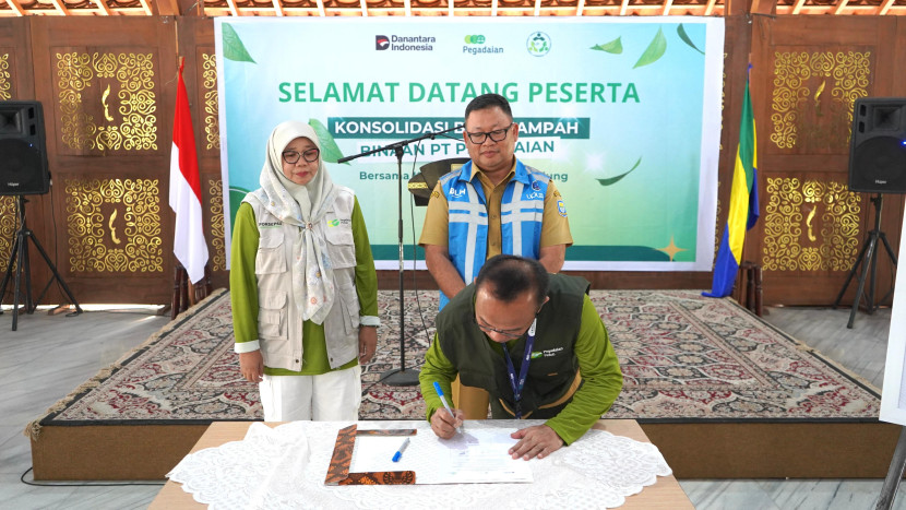 Penandatanganan komitmen antara Pemerintah Kota Bandung, Pegadaian, dan FORSEPSI mengenai penerapan Peraturan Menteri Lingkungan Hidup dan Kehutanan