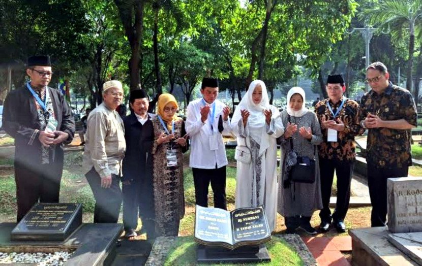 Anggota DPD RI Fahira Idris saat berziarah ke makam Ketua Umum MUI yang telah wafat dalam rangka memperingati Milad ke-50 MUI yang berlangsung di TPU Tanah Kusir, Jakarta Selatan, tahun lalu. (Foto: Dok RUZKA INDONESIA)