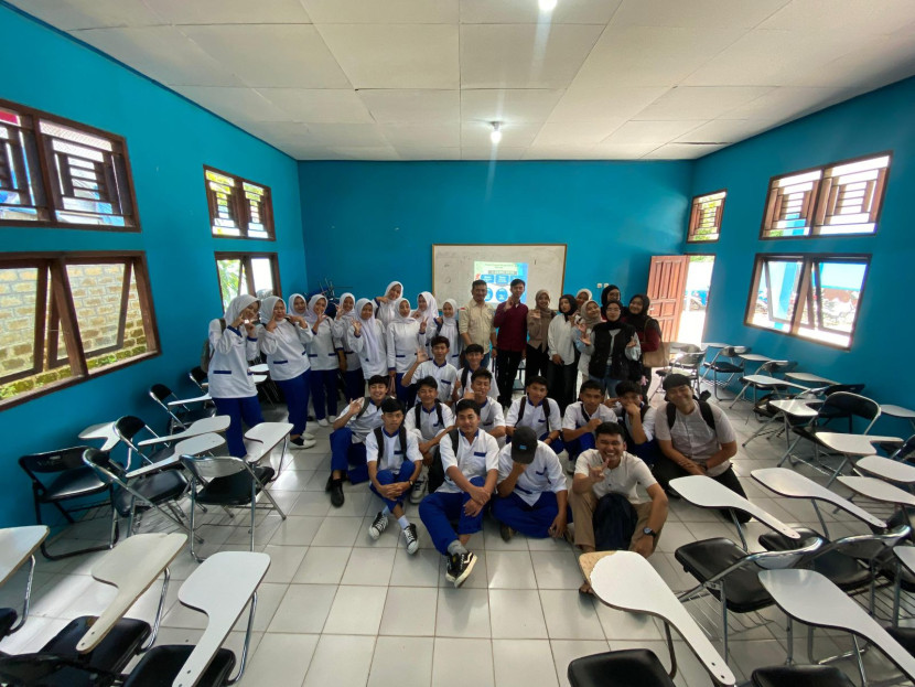 Momen foto bersama sosialisasi kepedulian HIV/AIDS di kampus 2 UMMI, Kamis (17/7/2025).