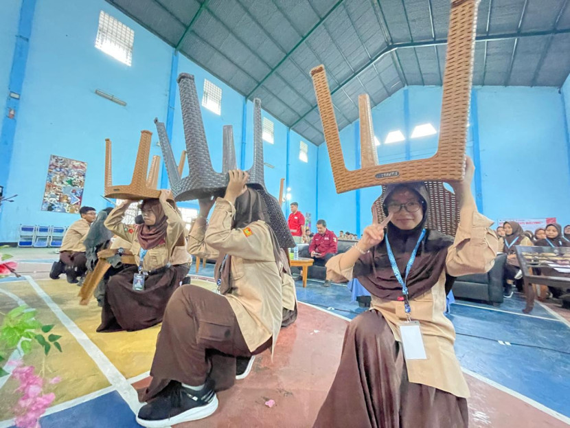 Para siswa SMA Pesantren Terpadu Hayatan Thayyibah Kota Sukabumi mengikuti simulasi menghadapi bencana gempa, Kamis (17/7/2025). Atep Maulana