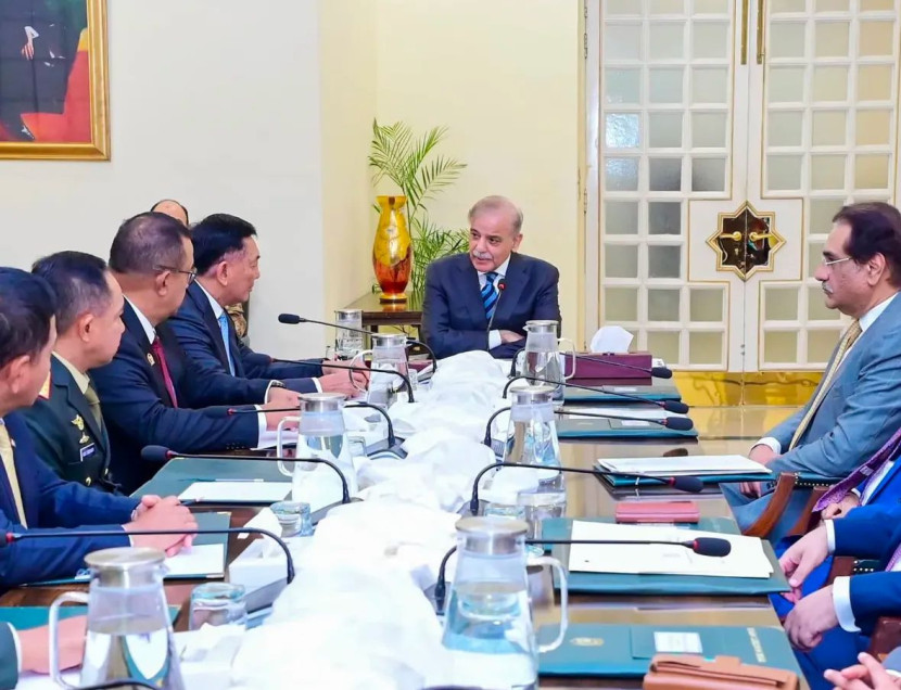 Menhan RI Sjafrie Sjamsoeddin bertemu Perdana Menteri (PM) Pakistan Muhammad Shehbaz Sharif di Islamabad, Pakistan pada Selasa (15/7/2025). Sumber: Kemenhan