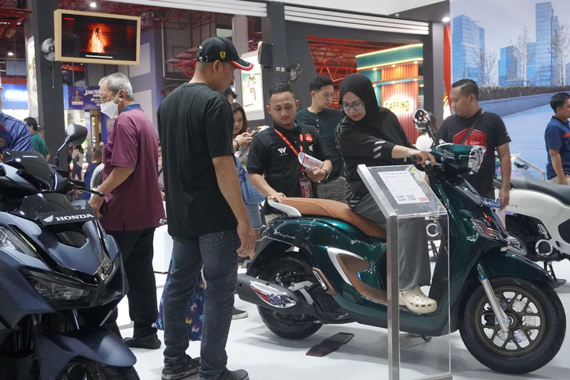 Para Pengunjung yang Terlihat Mengerumuni Booth (Doc. Honda).