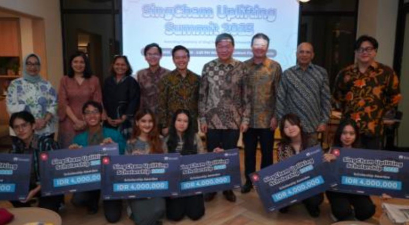 Pemenang SingCham Uplifting Scholarship 2025 bersama Sponsor- PT Bank UOB Indonesia, APRW, Titan Corporation, dan Withersworldwide; Perwakilan SingCham; Program Partner Kinobi dan Guest of Honor HE Kwok Fook Seng, Duta Besar Singapura untuk Indonesia. (Foto: Dok RUZKA INDONESIA)