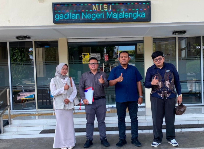 Rubby Extrada & Partner kuasa hukum Hamzah Nasyah berpoto di depan Pengadilan Negeri Majalengka. (Foto: Dok Eko)