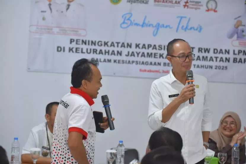 Wali Kota Sukabumi Ayep Zaki memberikan arahan dalam Bimbingan Teknis (Bimtek) Peningkatan Kapasitas Ketua RT, RW, dan LPM Kelurahan Jayamekar dalam kesiapsiagaan bencana di Aula Kelurahan Jayamekar pada Jumat (18/7/2025).dokpim pemkot sukabumi