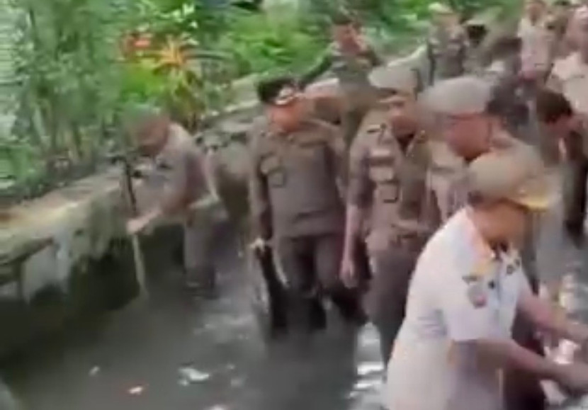 Wali Kota Deook, Supian Suri bersama jajaran aparat Satpol PP Kota Depok membersihkan sampah di kali. (Foto: Dok RUZKA INDONESIA)