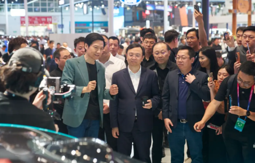 Wang Chuanfu saat mengunjungi booth Xiaomi di 2024 Beijing Auto Show Dok. Carnewschina