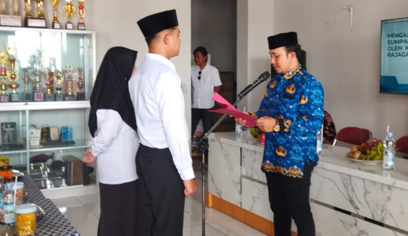 Pengambilan sumpah jabatan yang dipimpin langsung Kepala Desa Rajagaluh Kidul. (Foto: Dok Eko)