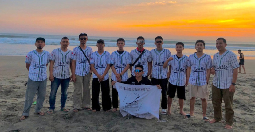Salah satu program unggulan LPK Mantis yakni Ryokou, yaitu bertamasya untuk meningkatkan skill peserta kursus. Dalam hal ini tamasya dilakukan ke Pantai Karang Papak Garut Selatan, Jum,at, 18 Juli 2025. (Foto : Ridwan/RUZKA INDONESIA)