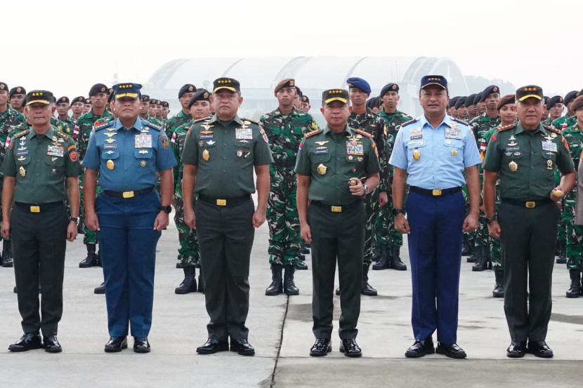 Panglima TNI Jenderal Agus Subiyanto dan tiga kepala staf menyambut kedatangan Satgas Patriot II di Lanud Halim Perdanakusuma, Jumat (18/7/2025). Sumber: Puspen TNI