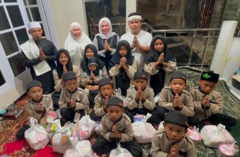 Pose bersama puluhan anak yatim piatu Desa Rawa bersama para donatur. (Foto: Ridwan)