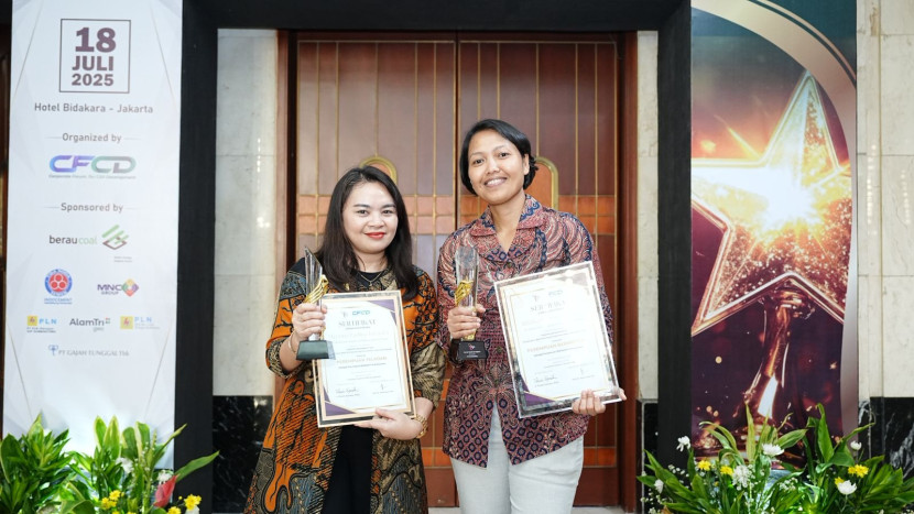 Meyrina Paulina Turambi (kiri) dan Akkhita Nurrul Febriyanti, dua Srikandi PLN UID Jakarta Raya, menunjukkan piala penghargaan yang diraih dalam ajang CESA & BERBAKTI Awards 2025 di Hotel Bidakara Jakarta, Jumat (18/7/2025). (Foto: Dok Ruzka Indonesia/PLN)