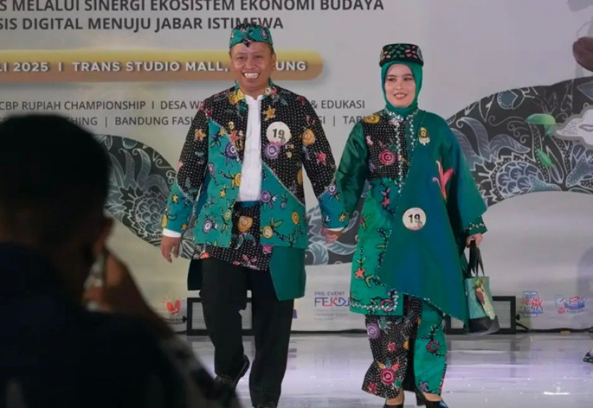 Wali Kota Depok Supian Suri bersama istri berjalan di catwalk gelaran Sunda Karya Fest: Karya Kreatif Jawa Barat (KKJB) 2025, Jumat (18/07/2025). (Foto: Dok Diskominfo Depok Kota Depok) 