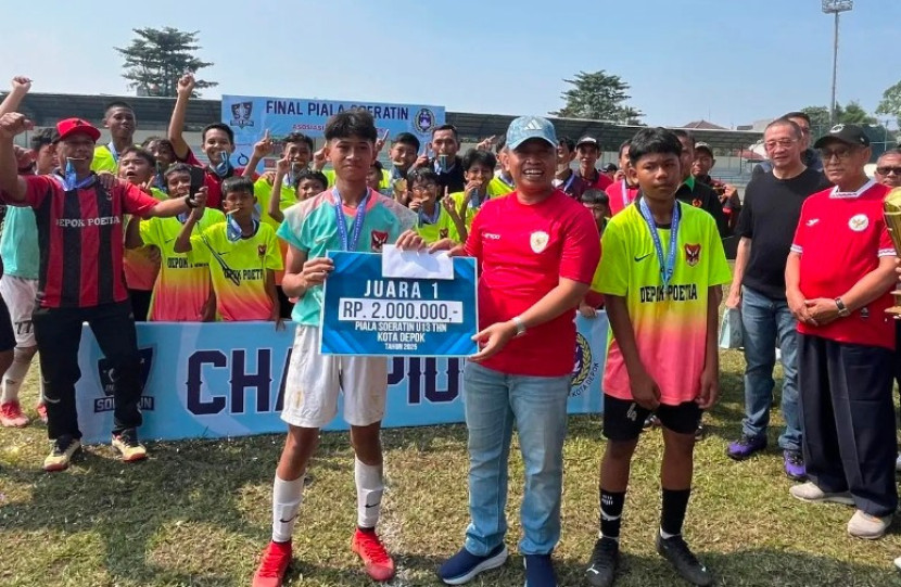 Wali Kota Depok, Supian Suri menyerahkan hadiah kepada Depok Poetra FC yang berhasil keluar sebagai Juara pertama Piala Soeratin U-13 Tahun 2025 Kota Depok, Sabtu (19/07/2025). (Foto: Dok Diskominfo Kota Depok).
