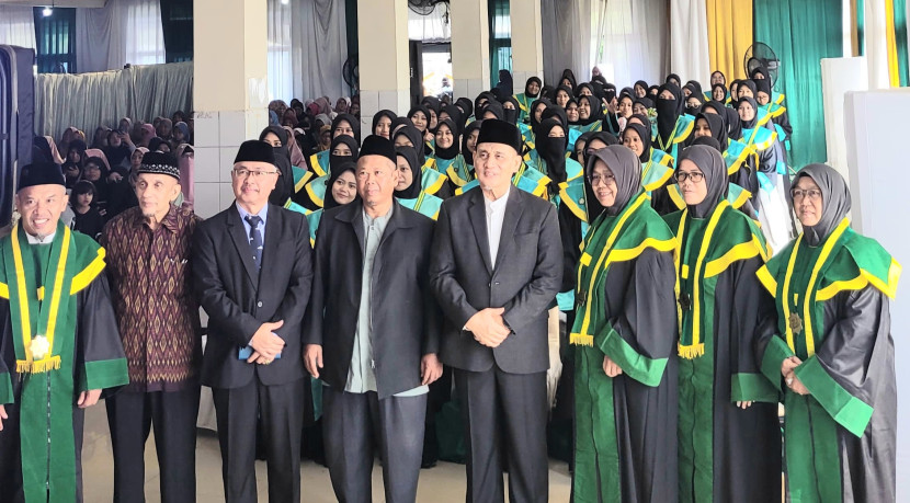 Ketua Umum DDII, Dr. H. Adian Husaini berfoto bersama Wamenag RI, Dr. KH. Romo R. Muhammad Syafi'i, S.H., M.Hum.